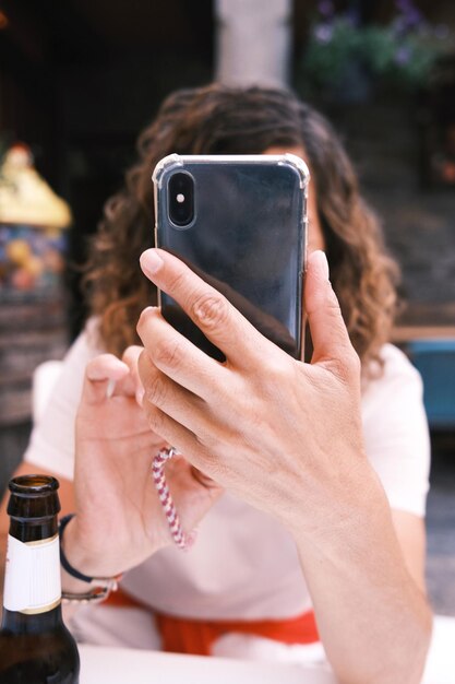 Foto middelsnede van een vrouw die een mobiele telefoon gebruikt