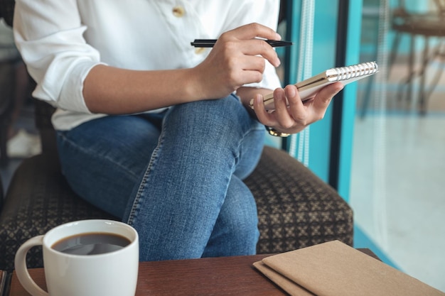 Foto middelsnede van een vrouw die een mobiele telefoon gebruikt