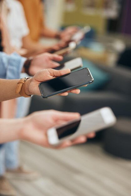 Foto middelsnede van een vrouw die een mobiele telefoon gebruikt