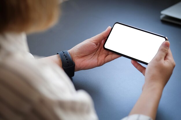 Middelsnede van een vrouw die een mobiele telefoon gebruikt