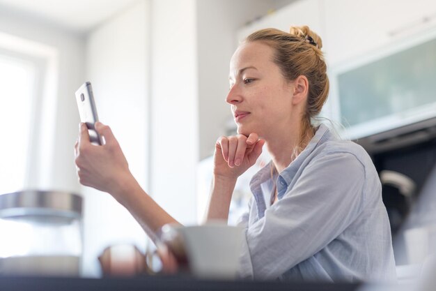 Foto middelsnede van een vrouw die een mobiele telefoon gebruikt