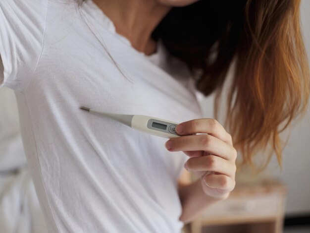 Foto middelsnede van een vrouw die een mobiele telefoon gebruikt