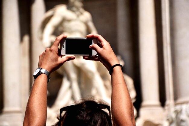 Foto middelsnede van een vrouw die een mobiele telefoon gebruikt