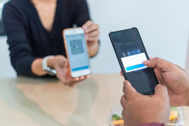 Foto middelsnede van een vrouw die een mobiele telefoon gebruikt