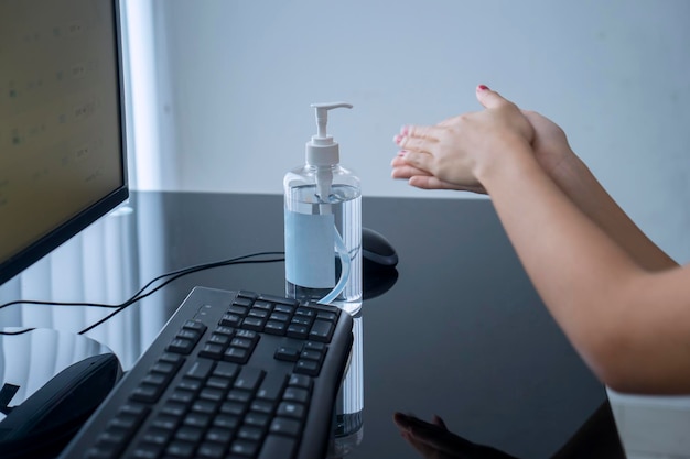 Foto middelsnede van een vrouw die een mobiele telefoon gebruikt