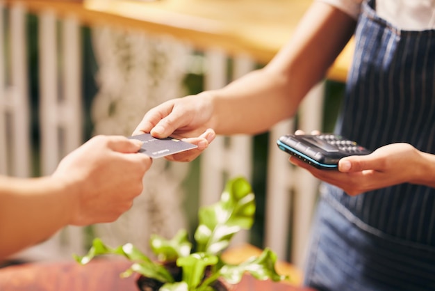 Middelsnede van een vrouw die een mobiele telefoon gebruikt