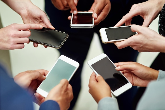 Foto middelsnede van een vrouw die een mobiele telefoon gebruikt