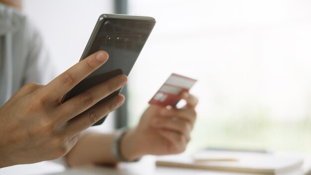 Middelsnede van een vrouw die een mobiele telefoon gebruikt