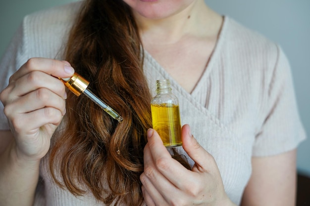 Middelsnede van een vrouw die een spijker aanbrengt