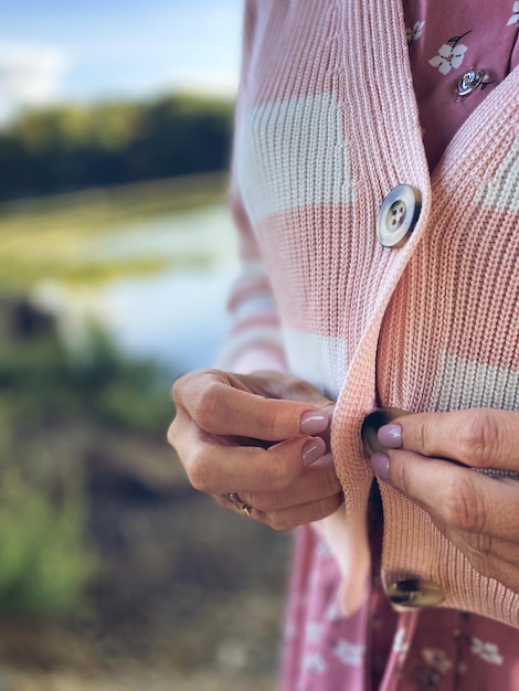 Foto middelsnede van een vrouw die een trui draagt