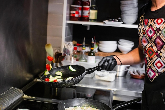 Middelsnede van een vrouw die eten bereidt in de keuken