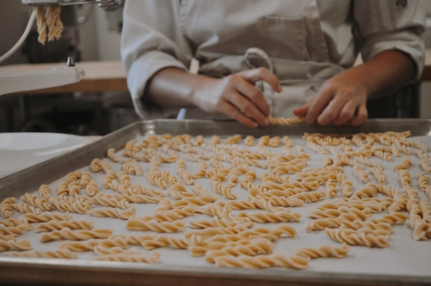 Foto middelsnede van een vrouw die eten bereidt