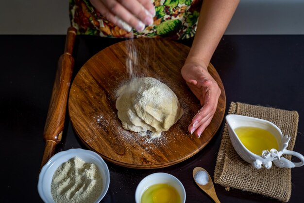 Middelsnede van een vrouw die eten bereidt