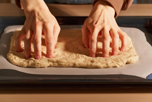 Foto middelsnede van een vrouw die eten bereidt