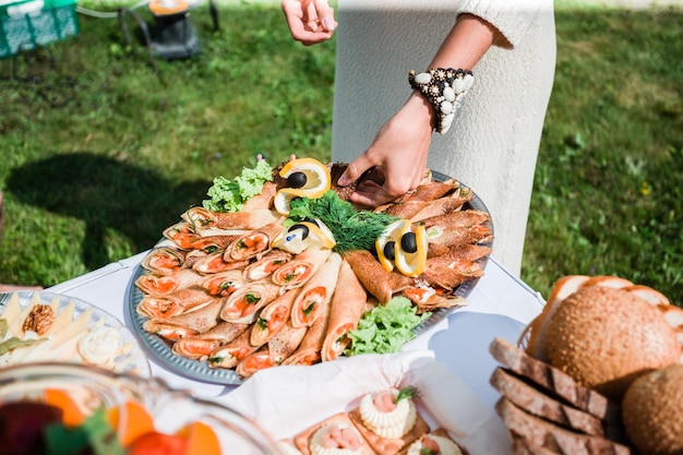 Middelsnede van een vrouw die eten eet in de tuin