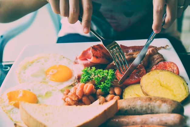 Middelsnede van een vrouw die eten eet