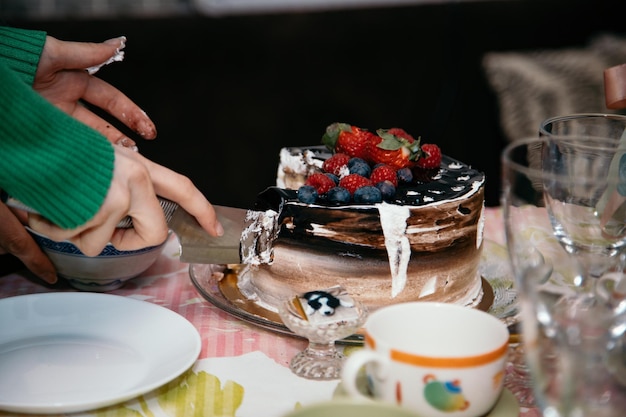 Foto middelsnede van een vrouw die eten op tafel bereidt