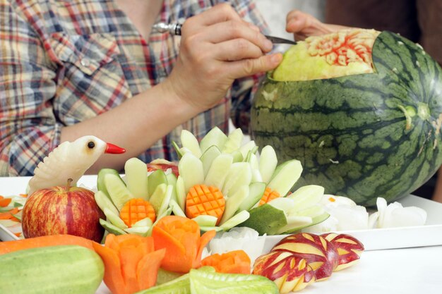 Foto middelsnede van een vrouw die fruit vasthoudt