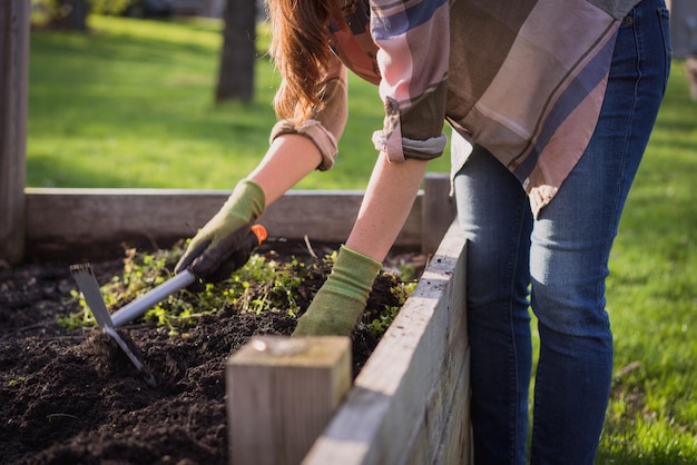 Middelsnede van een vrouw die grond graaft