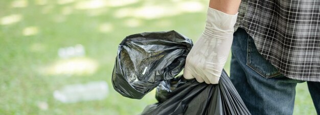 Foto middelsnede van een vrouw die handen vasthoudt