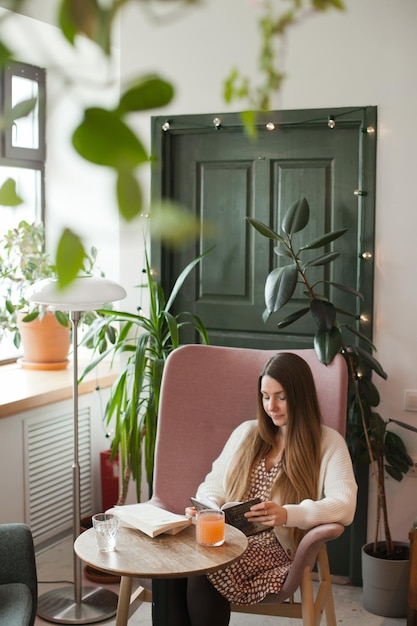 Foto middelsnede van een vrouw die op tafel zit