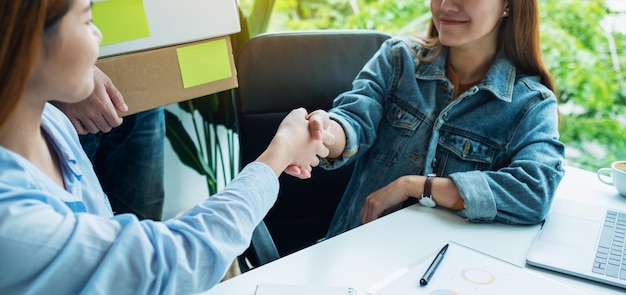 Middelsnede van een vrouw die op tafel zit