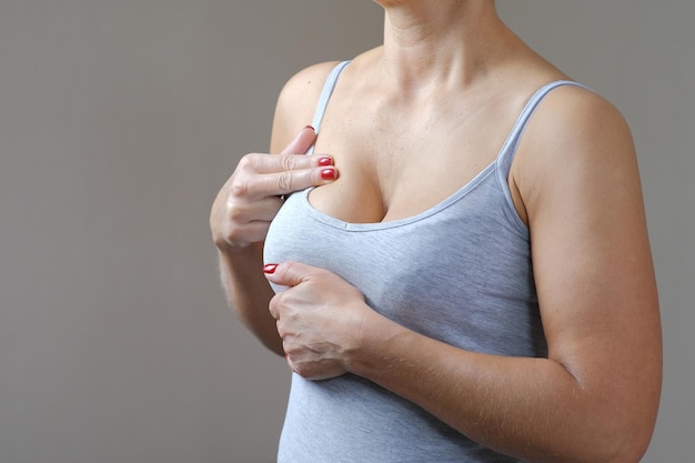 Foto middelsnede van een vrouw die tegen de muur staat