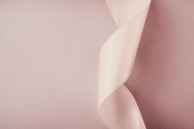 Foto middelsnede van een vrouw die tegen een grijze achtergrond staat