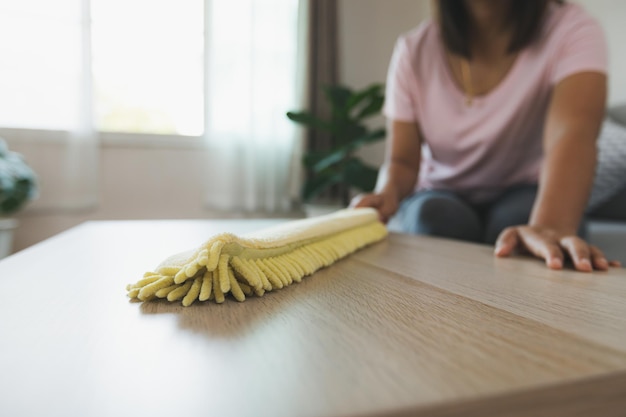 Middelsnede van een vrouw die thuis op tafel zit
