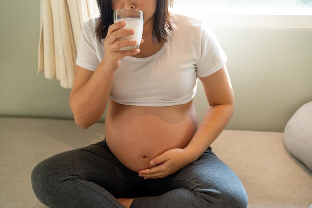 Foto middelsnede van een vrouw die thuis zit