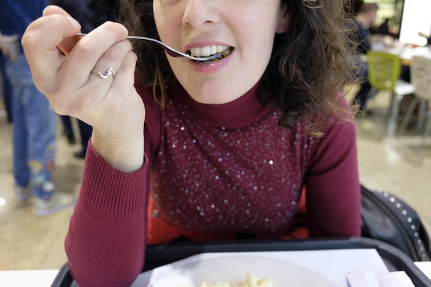 Foto middelsnede van een vrouw die voedsel eet