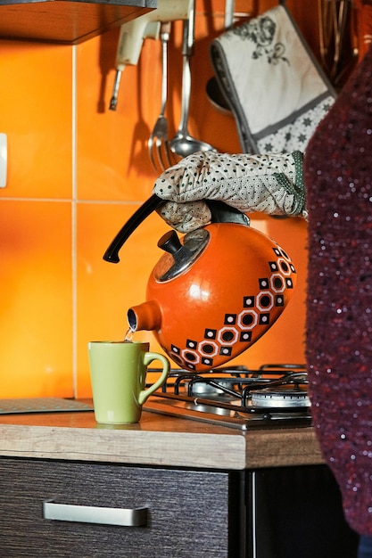 Middelsnede van een vrouw die water in een beker giet