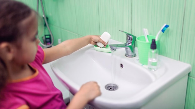 Foto middelsnede van een vrouw in de badkamer