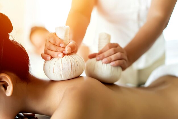 Foto middelsnede van een vrouw in een spa