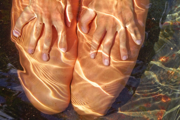 Foto middelsnede van een vrouw in het water tijdens een zonnige dag