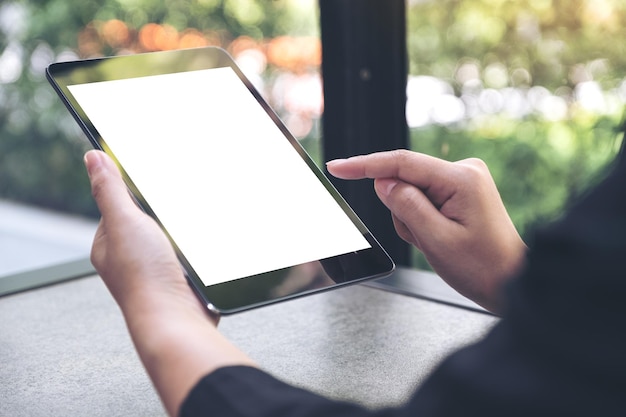 Foto middelsnede van een vrouw met een digitale tablet