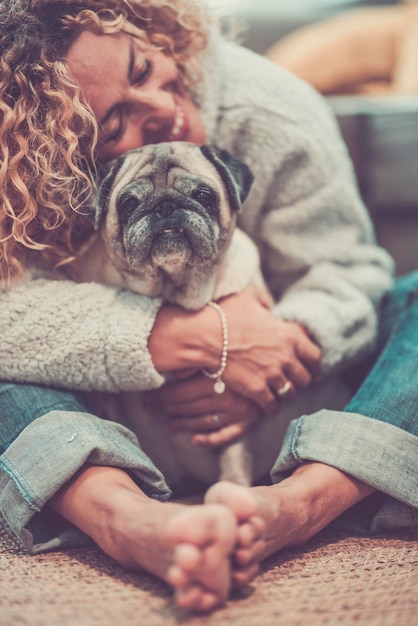 Foto middelsnede van een vrouw met een hond die thuis zit