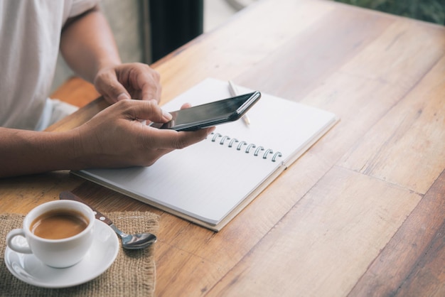 Middelsnede van een vrouw met een koffiekop op tafel