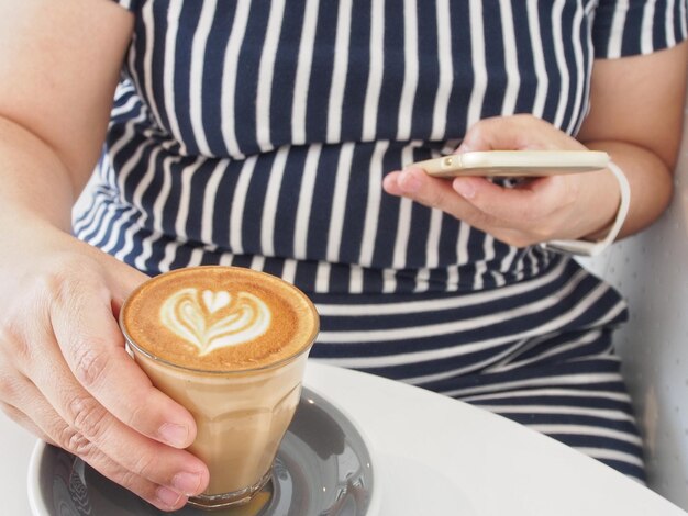 Foto middelsnede van een vrouw met een koffiekop