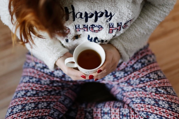 Middelsnede van een vrouw met een koffiekop