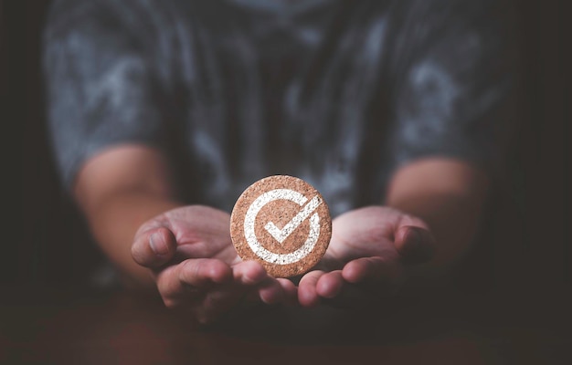 Middelsnede van een vrouw met een kristallen bol