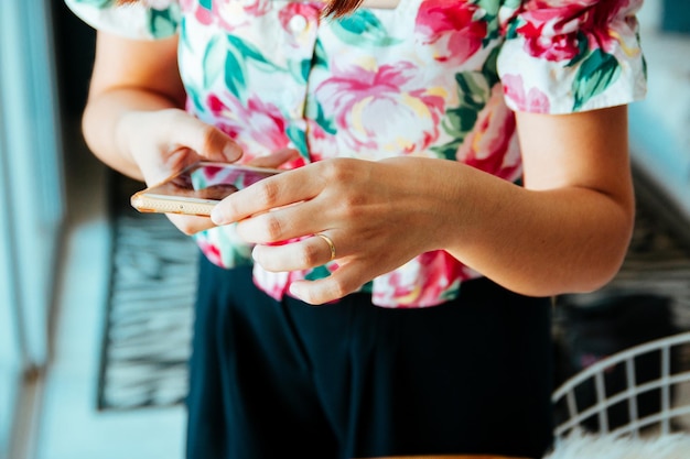 Foto middelsnede van een vrouw met een mobiele telefoon