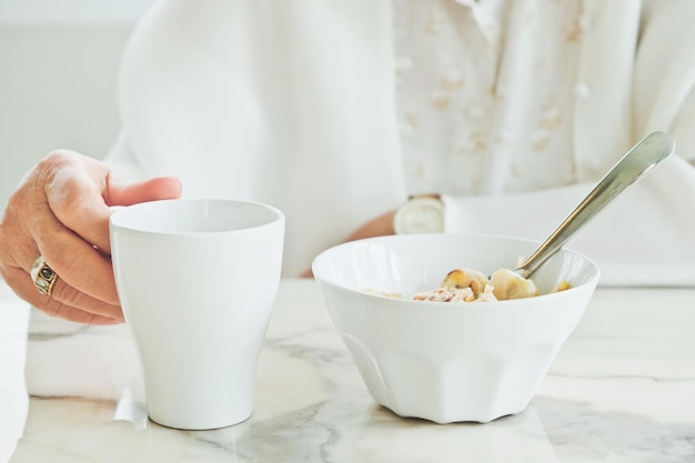 Middelsnede van een vrouw met eten en drinken op tafel