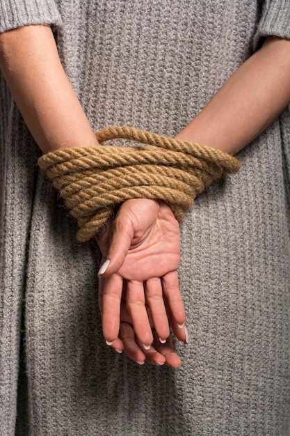 Foto middelsnede van een vrouw met gebonden handen