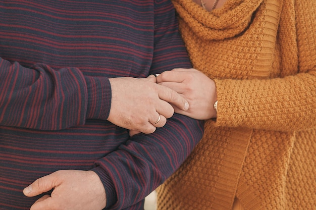 Foto middelsnede van een vrouw met handen
