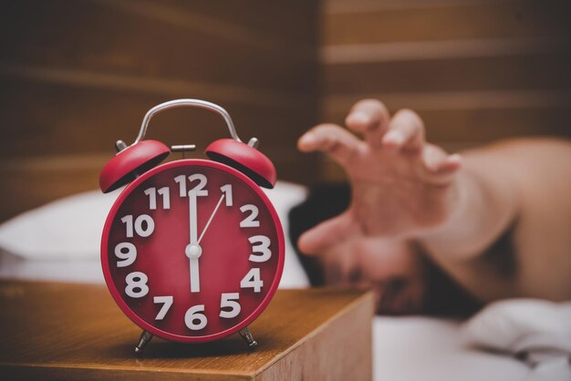 Middelsnede van een vrouw met tekst op tafel