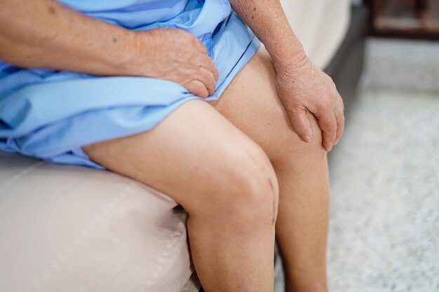 Foto middelsnede van een vrouwelijke patiënt met wonden die op een ziekenhuisbed zit