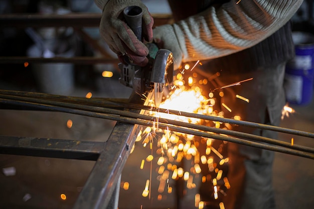 Middelsnede van een werknemer die in een fabriek werkt