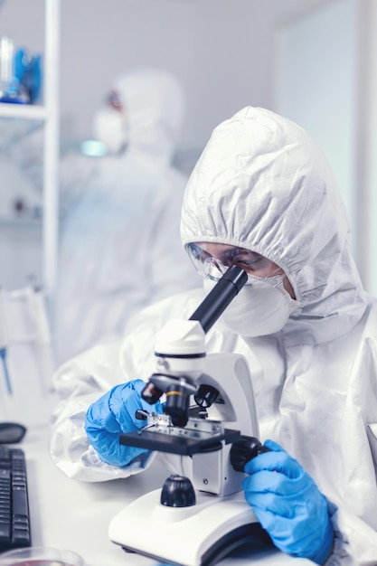Middelsnede van een wetenschapper die in een laboratorium werkt