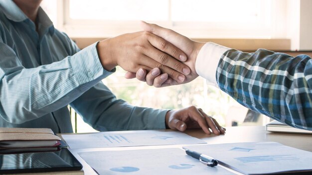 Foto middelsnede van man en vrouw op tafel